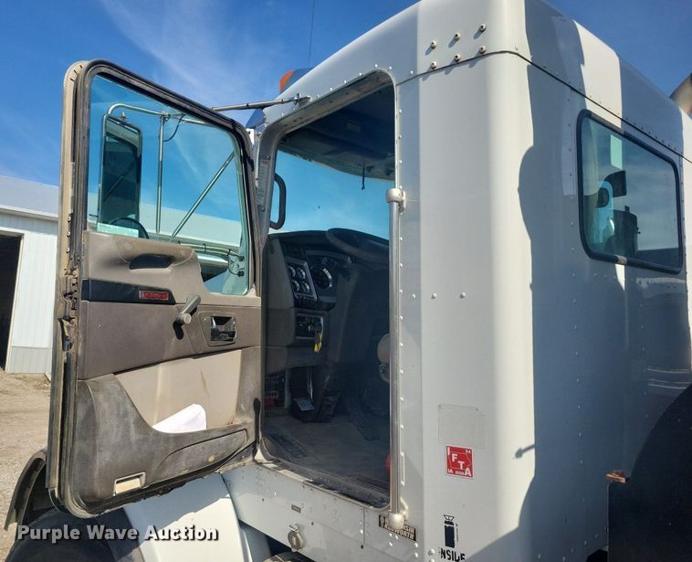 image for item KB9041 2012 Kenworth T800 hydrovac truck