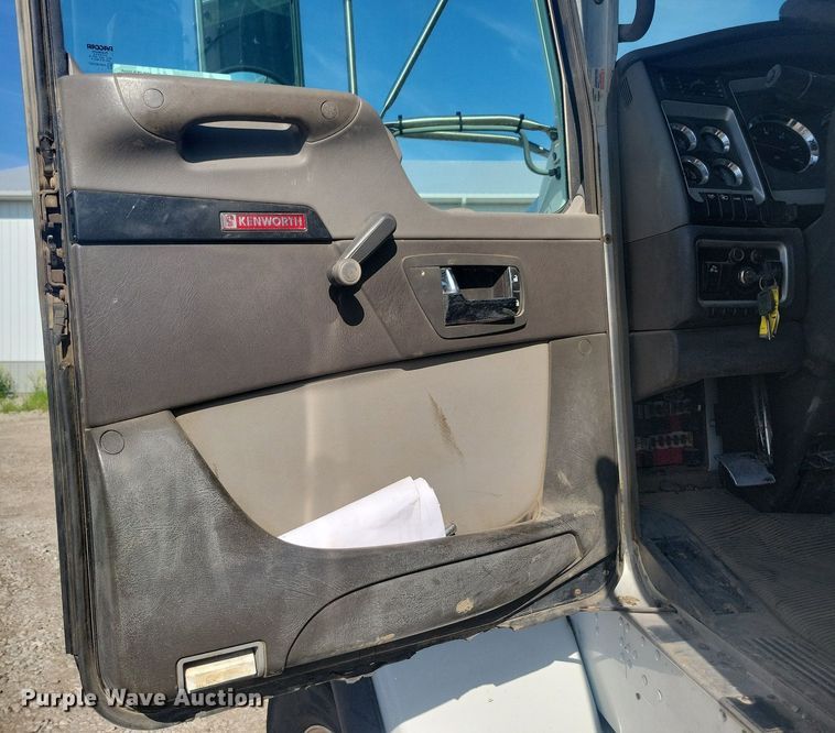 image for item KB9041 2012 Kenworth T800 hydrovac truck