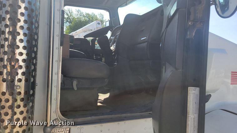 image for item KB9041 2012 Kenworth T800 hydrovac truck