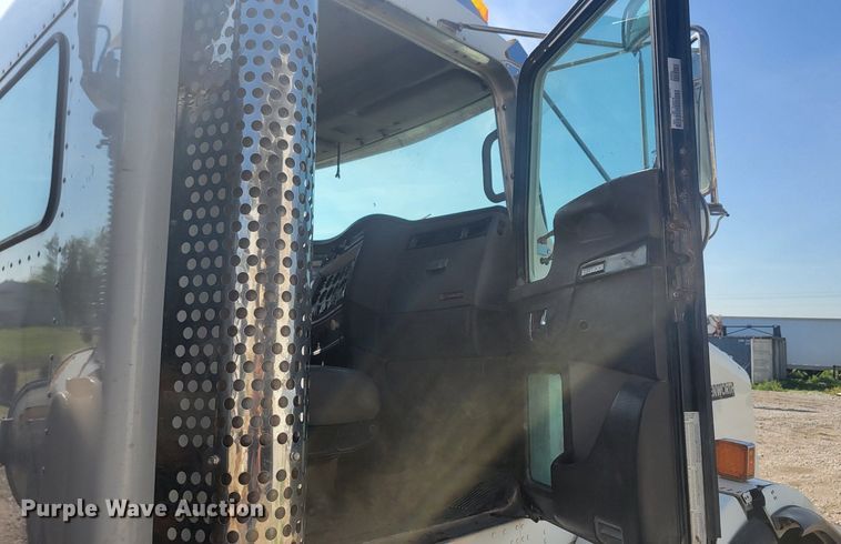 image for item KB9041 2012 Kenworth T800 hydrovac truck