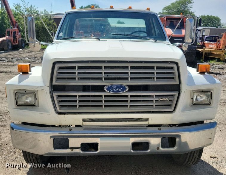 image for item KB9043 1993 Ford F700 truck cab and chassis