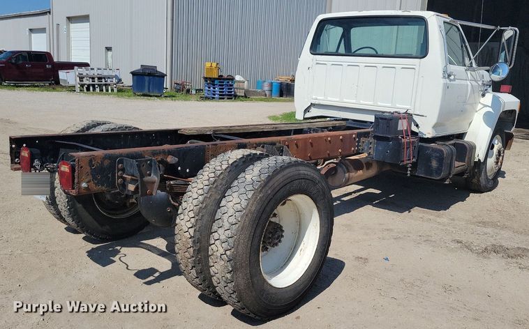 image for item KB9043 1993 Ford F700 truck cab and chassis