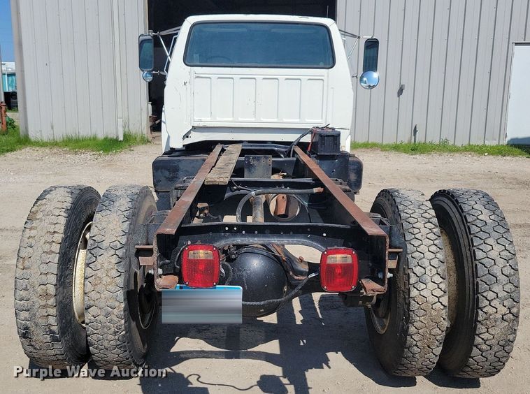 image for item KB9043 1993 Ford F700 truck cab and chassis
