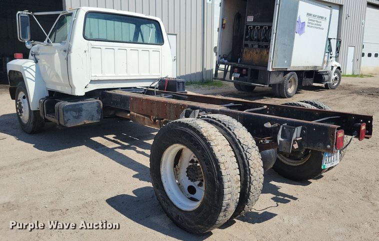 image for item KB9043 1993 Ford F700 truck cab and chassis