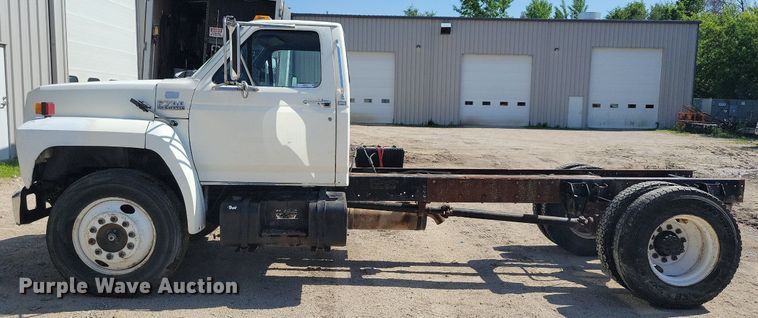image for item KB9043 1993 Ford F700 truck cab and chassis