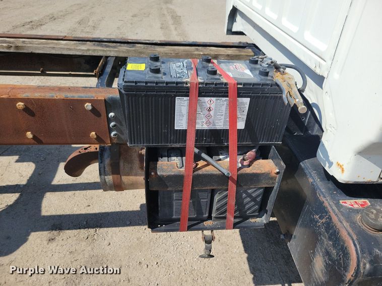 image for item KB9043 1993 Ford F700 truck cab and chassis