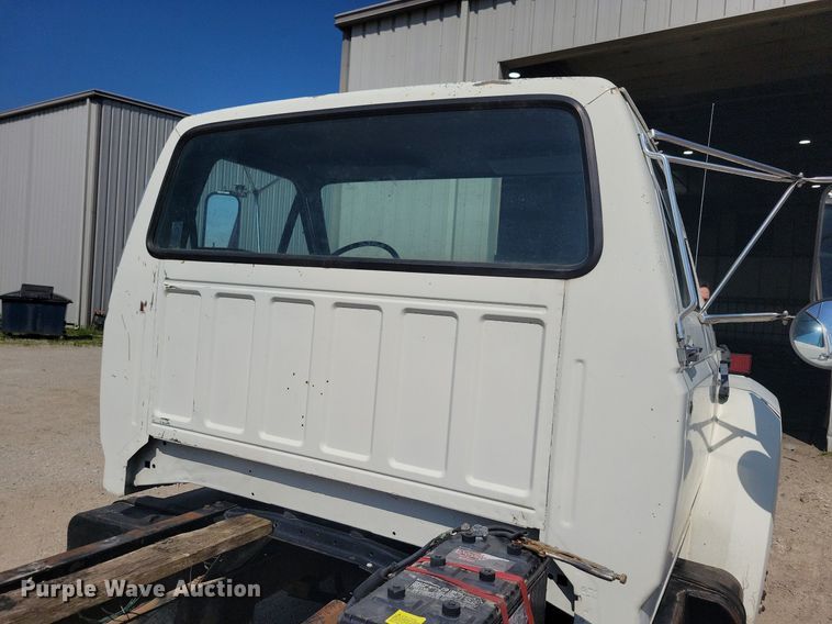 image for item KB9043 1993 Ford F700 truck cab and chassis