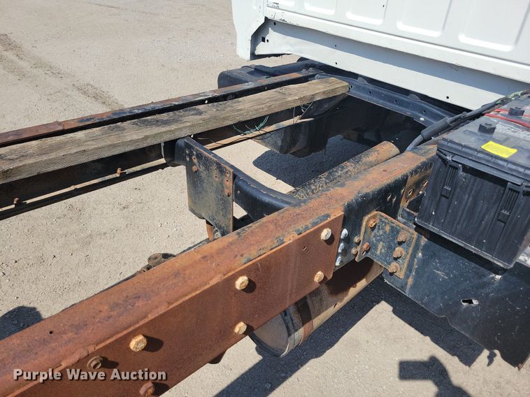 image for item KB9043 1993 Ford F700 truck cab and chassis