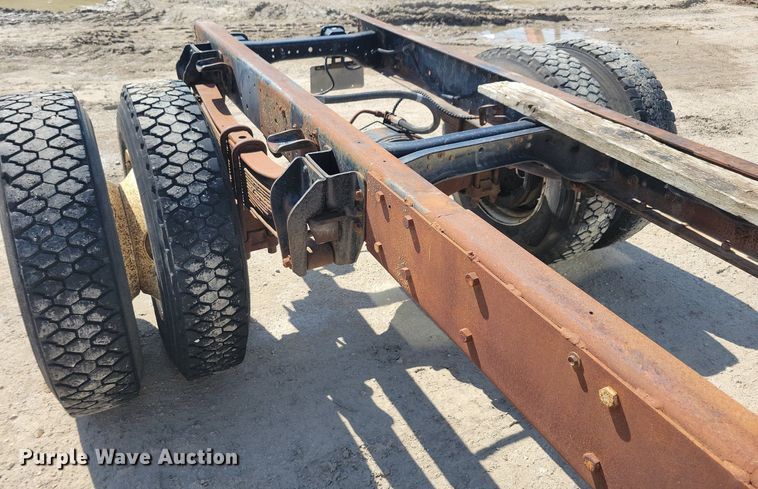 image for item KB9043 1993 Ford F700 truck cab and chassis