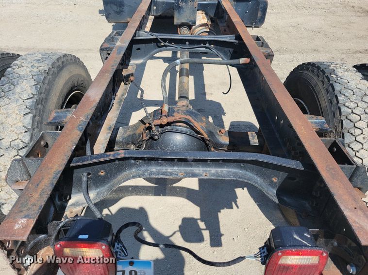 image for item KB9043 1993 Ford F700 truck cab and chassis