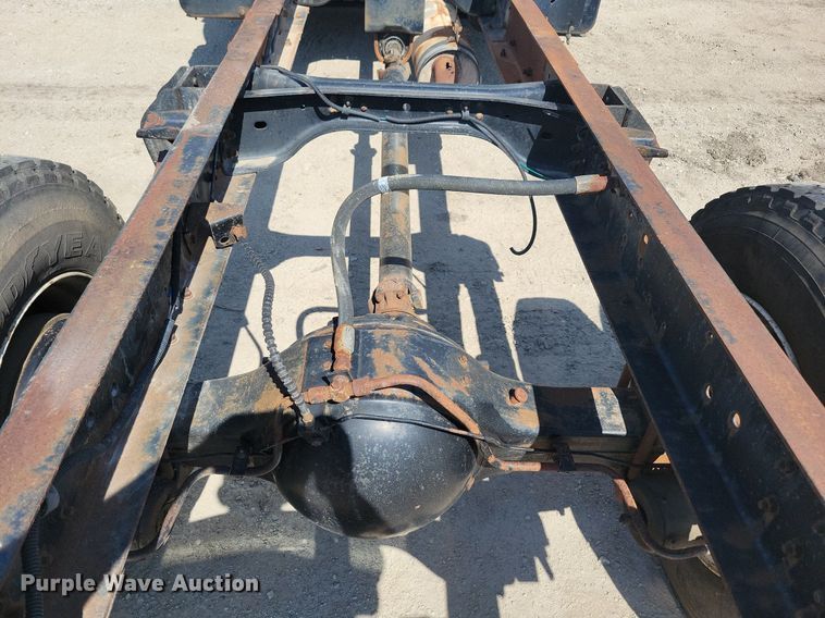 image for item KB9043 1993 Ford F700 truck cab and chassis