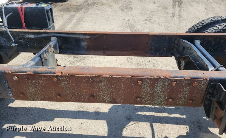 image for item KB9043 1993 Ford F700 truck cab and chassis