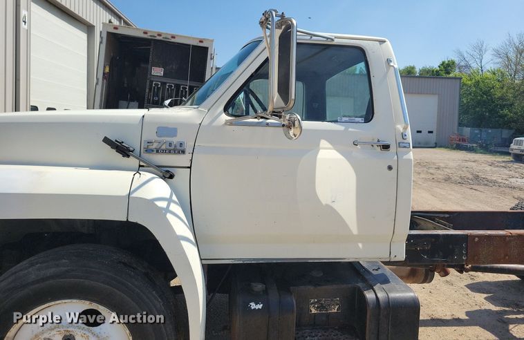 image for item KB9043 1993 Ford F700 truck cab and chassis