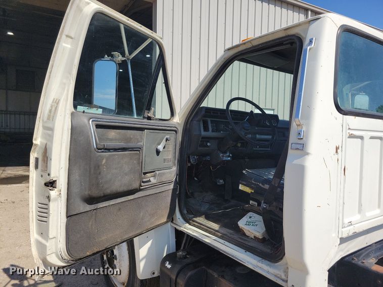 image for item KB9043 1993 Ford F700 truck cab and chassis