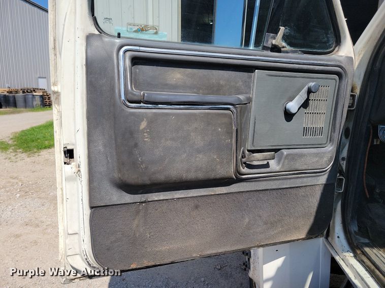 image for item KB9043 1993 Ford F700 truck cab and chassis