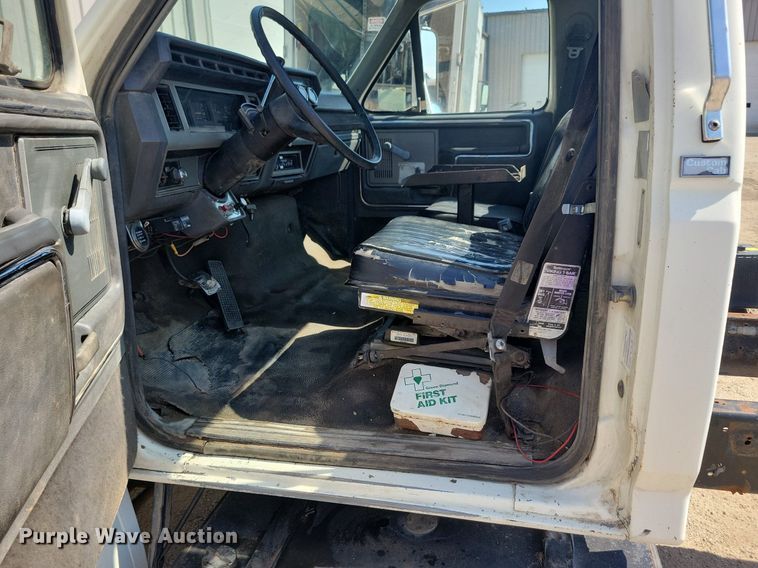 image for item KB9043 1993 Ford F700 truck cab and chassis