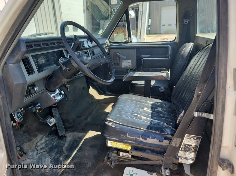 image for item KB9043 1993 Ford F700 truck cab and chassis