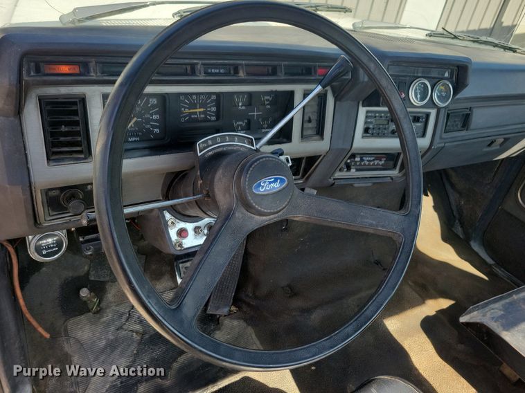 image for item KB9043 1993 Ford F700 truck cab and chassis