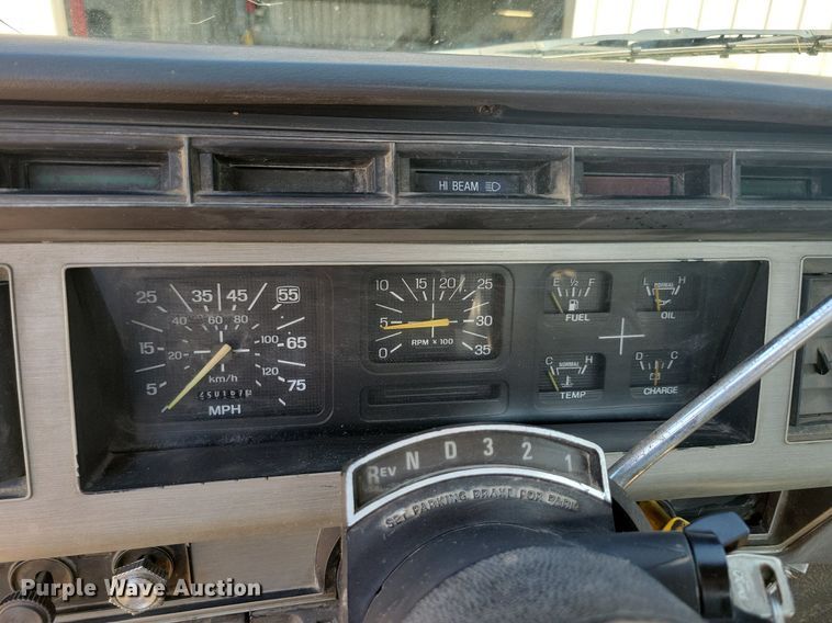 image for item KB9043 1993 Ford F700 truck cab and chassis