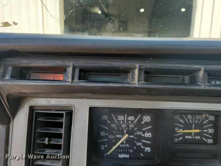 image for item KB9043 1993 Ford F700 truck cab and chassis