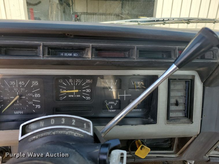 image for item KB9043 1993 Ford F700 truck cab and chassis