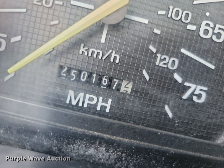 image for item KB9043 1993 Ford F700 truck cab and chassis