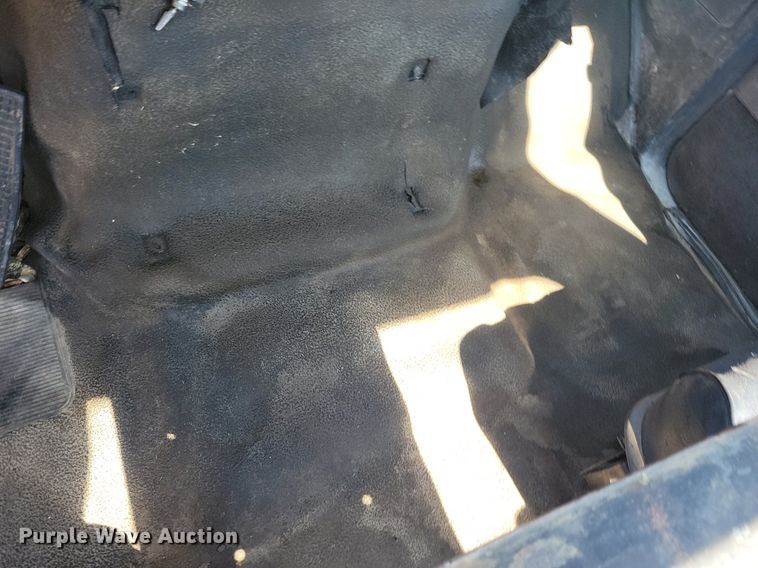 image for item KB9043 1993 Ford F700 truck cab and chassis