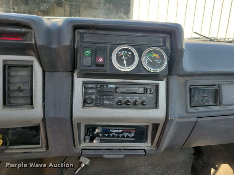 image for item KB9043 1993 Ford F700 truck cab and chassis