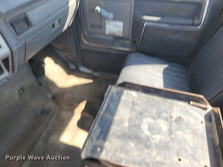 image for item KB9043 1993 Ford F700 truck cab and chassis