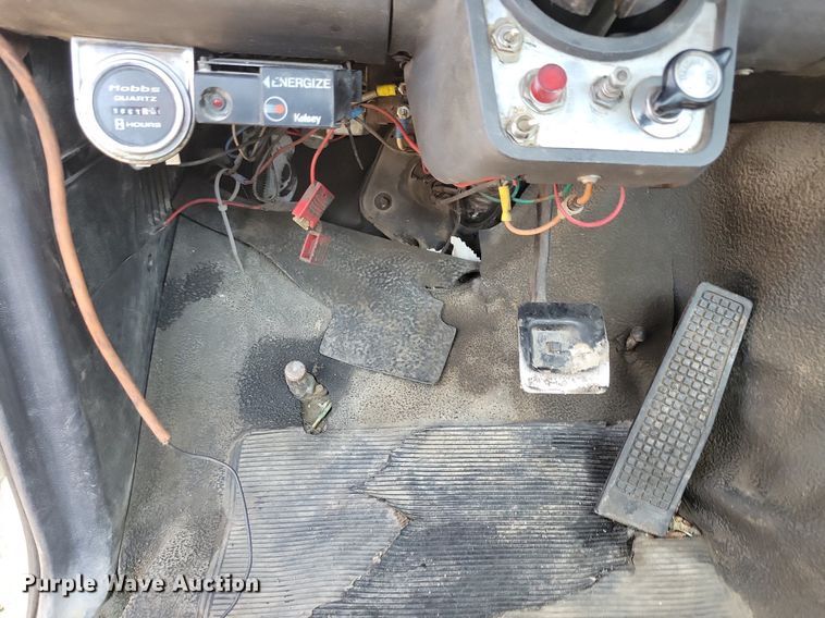 image for item KB9043 1993 Ford F700 truck cab and chassis