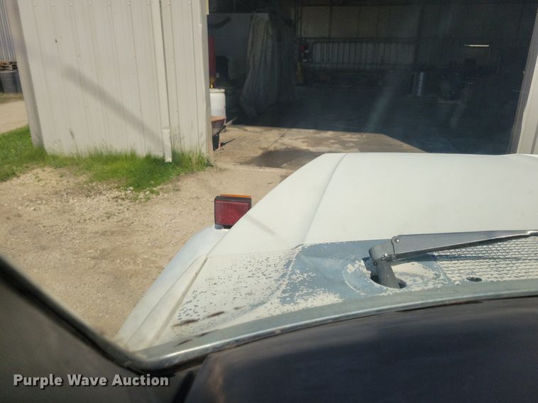 image for item KB9043 1993 Ford F700 truck cab and chassis