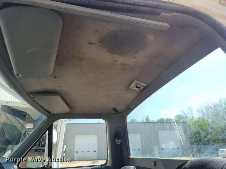 image for item KB9043 1993 Ford F700 truck cab and chassis