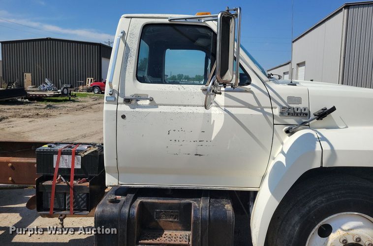 image for item KB9043 1993 Ford F700 truck cab and chassis