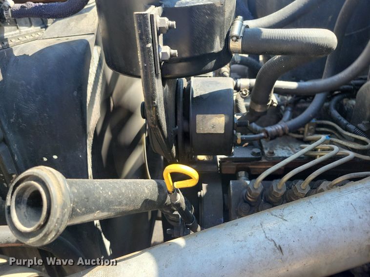 image for item KB9043 1993 Ford F700 truck cab and chassis