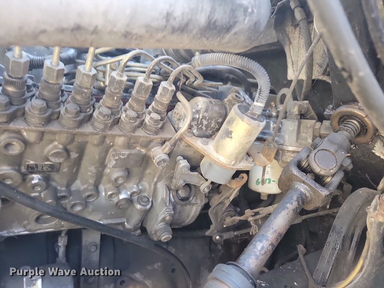 image for item KB9043 1993 Ford F700 truck cab and chassis