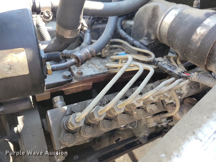 image for item KB9043 1993 Ford F700 truck cab and chassis