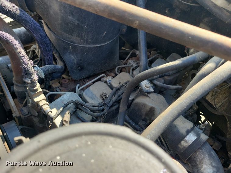 image for item KB9043 1993 Ford F700 truck cab and chassis