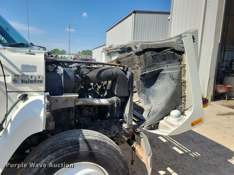 image for item KB9043 1993 Ford F700 truck cab and chassis