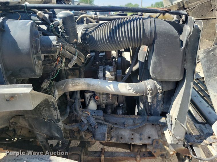 image for item KB9043 1993 Ford F700 truck cab and chassis