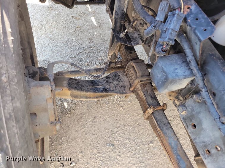 image for item KB9043 1993 Ford F700 truck cab and chassis