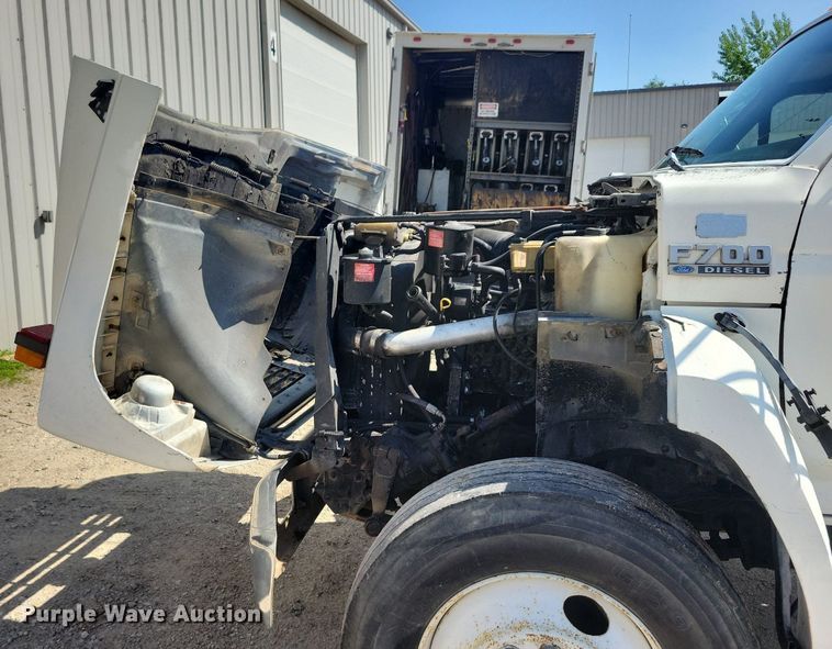 image for item KB9043 1993 Ford F700 truck cab and chassis