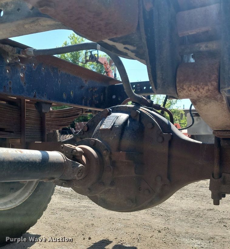 image for item KB9043 1993 Ford F700 truck cab and chassis