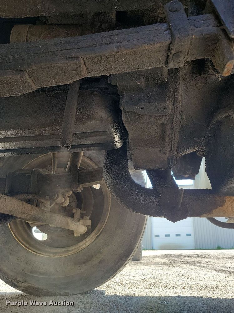 image for item KB9043 1993 Ford F700 truck cab and chassis