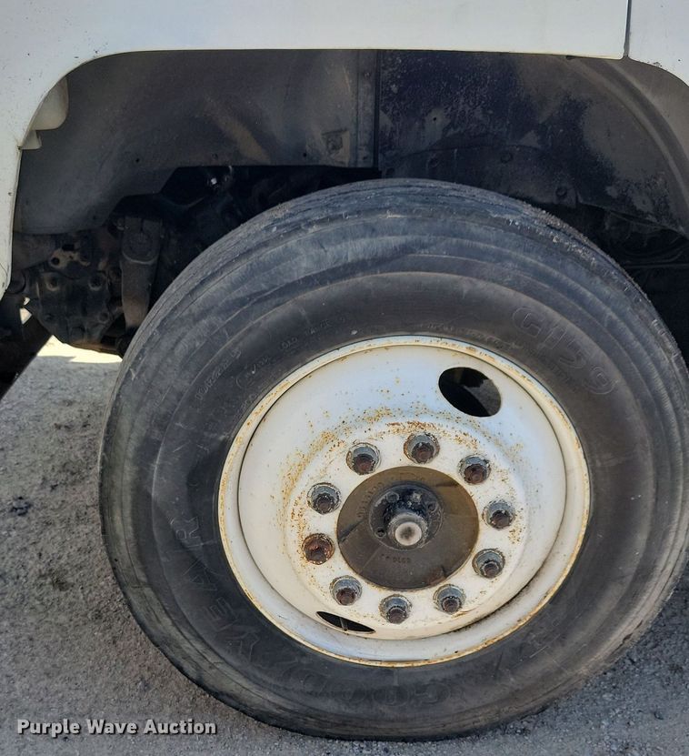 image for item KB9043 1993 Ford F700 truck cab and chassis