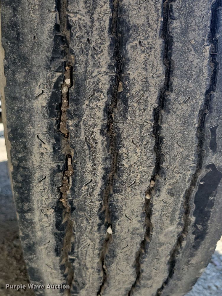 image for item KB9043 1993 Ford F700 truck cab and chassis