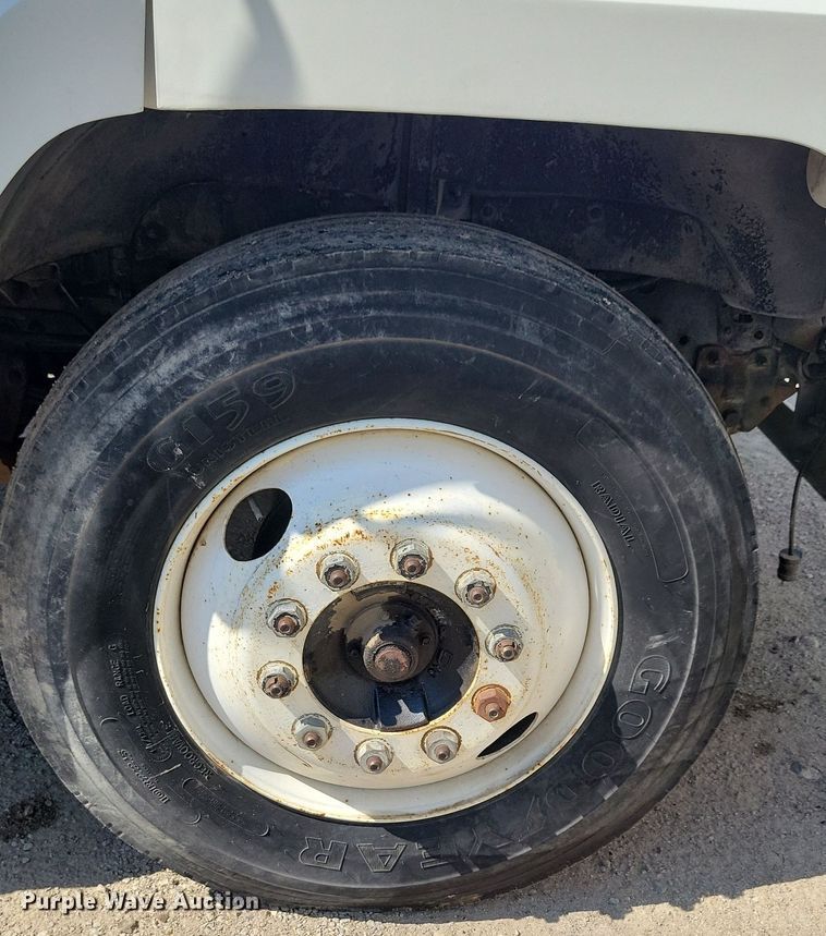 image for item KB9043 1993 Ford F700 truck cab and chassis