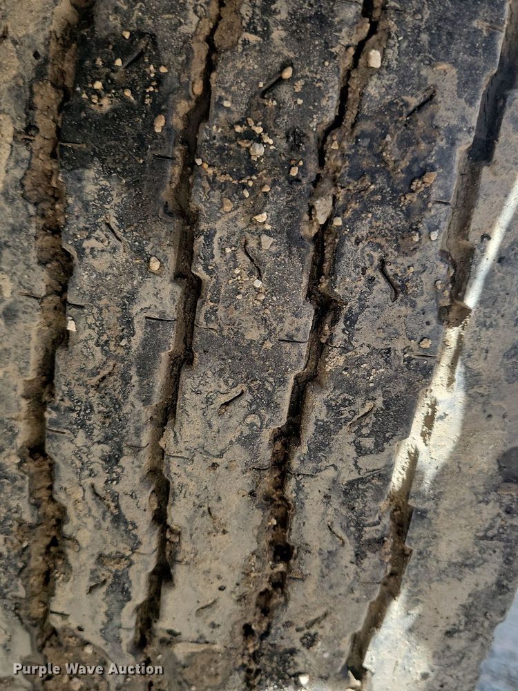 image for item KB9043 1993 Ford F700 truck cab and chassis