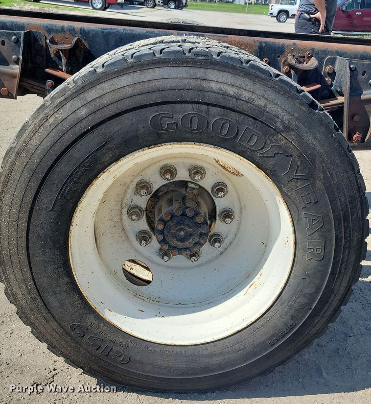 image for item KB9043 1993 Ford F700 truck cab and chassis