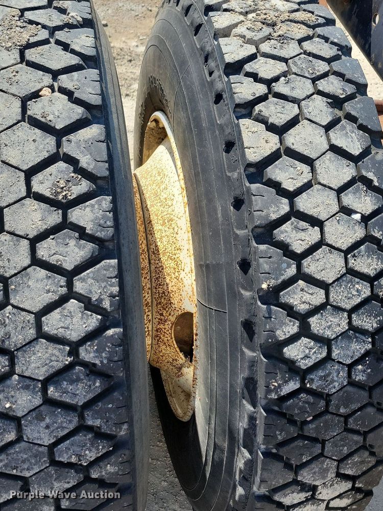 image for item KB9043 1993 Ford F700 truck cab and chassis