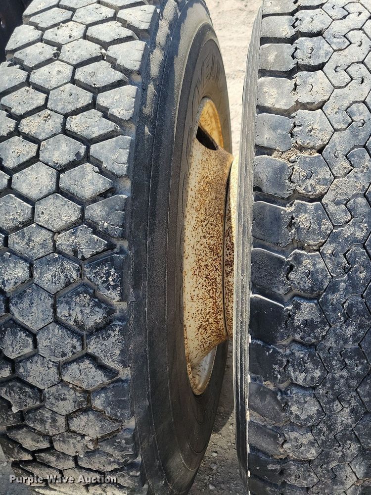 image for item KB9043 1993 Ford F700 truck cab and chassis